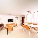 Lejlighed Stunning Bungalow, Pool, Terrace, Beach! Se12