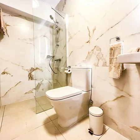 Apartmán Stunning Bungalow, Pool, Terrace, Beach! Se12 *